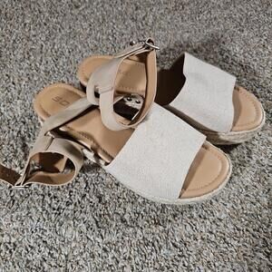 SODA sz 8  Sisal Buckle Slight Heel Sandals